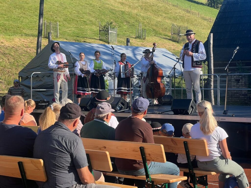 Folk musicians in Goral costume on stage at Zogrod 2026